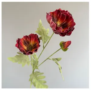 Vue détaillée de fleur de coquelicot artificielle rouge foncé avec feuilles pour déco.
