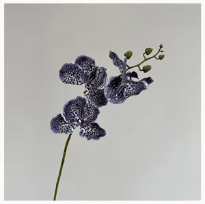 Détail de fleur d'orchidée artificielle, pétales mouchetés pourpres, tige botanique réaliste.