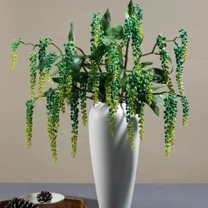 Pianta di bacche artificiale sospesa in vaso bianco per decorazione floreale domestica.