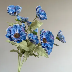 Bouquet de fleurs de coquelicot artificiel bleu pour décoration d'intérieur élégante, arrangement.