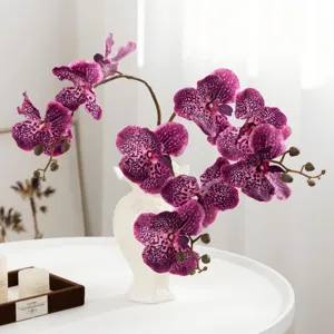 Orchidée Phalaenopsis artificielle dans un vase en céramique blanche décoration maison.