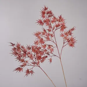 Vue détaillée d'une branche de feuille d'érable artificielle, feuillage rouge réaliste.