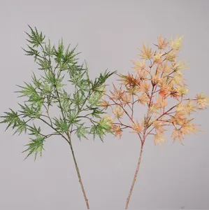 Détail de feuilles d'érable artificielles, branche de plante d'automne pour déco.