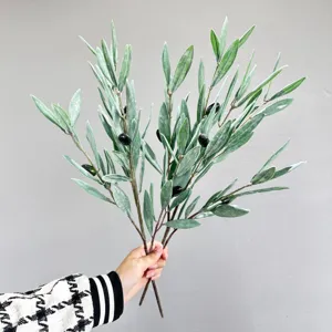 Kunststof olijftakken met groene bladeren en zwarte bessen voor prachtige huisdecoratie.