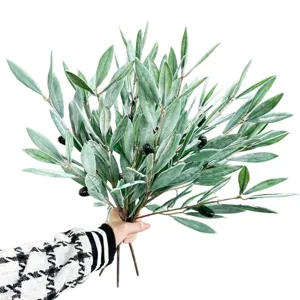 Kunstmatige olijftak met zwarte vruchten, realistische groene plant voor huisdecoratie en feestjes.