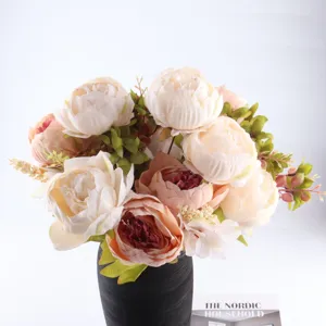 Gros plan détail de arrangement de bouquet de fleurs de pivoine artificielle, déco.
