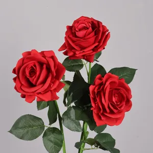 Primo piano dettagliato di rose rosse fiorite artificiali, decoro floreale realistico per nozze.