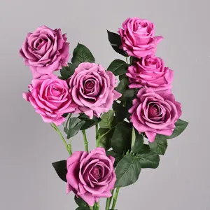 Dettaglio di bouquet di rose artificiali rosa scuro, fiori finti per decorazione nozze.