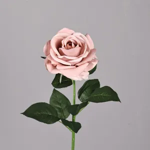Vista dettagliata di rosa artificiale, fiore finto di alta qualità con petali realistici.