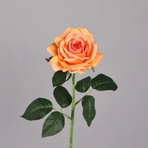 Dettaglio rosa artificiale, fiore in seta arancione di alta qualità con foglie.