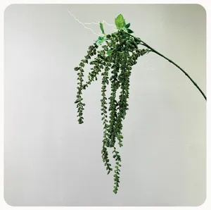 Planta de vid de bayas verdes colgantes artificiales para decoración, detalle de arreglo floral real.
