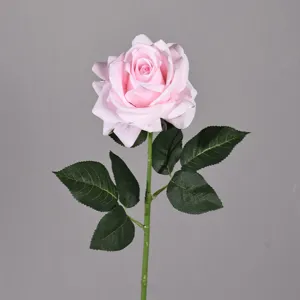 Primo piano dettagliato di una rosa artificiale rosa con petali e foglie molto realistici.