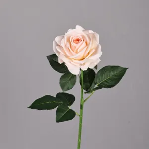 Vista di dettaglio rosa artificiale di alta qualità, fiore finto tocco idratante per matrimonio.