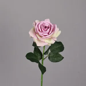 Vista dettagliata della testa di rosa artificiale con petali realistici e foglie verdi per decoro.