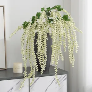 Arreglo floral de planta artificial colgante con jarrón negro para decoración interior