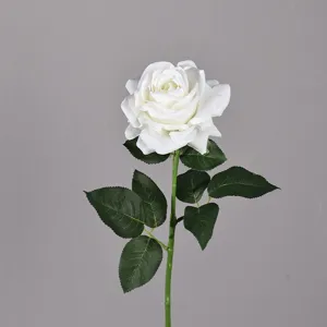 Primo piano dettagliato di un singolo fiore di rosa bianca finta con foglie e stelo verdi.