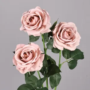 Bouquet di rose artificiali di alta qualità con teste di fiori rosa realistici e foglie verdi.
