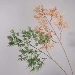Branche de feuille d'érable artificielle, vue détaillée du feuillage de plante décorative.