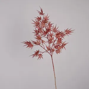 Détail d'une branche de feuille d'érable artificielle, feuillage rouge pour arrangements.