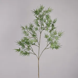 Vue détaillée de la tige de feuille d'érable artificielle verte pour décoration florale.