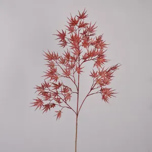 Vue détaillée d'une branche d'érable rouge artificielle, feuillage réaliste pour arrangement floral.
