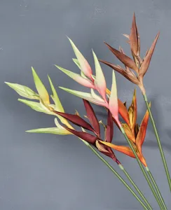 Fleur d'oiseau de paradis artificielle détail, plante réaliste pour décoration de mariage.