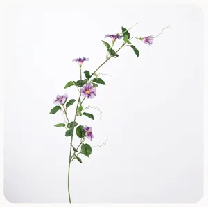 Künstliche Prunkwinde Ranken Blume Detail, realistische künstliche Blumendekoration für Zuhause.