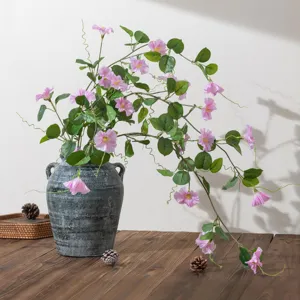 Künstliche Prunkwinde Seidenblumen in rustikaler grauer Vase für Heimdekoration