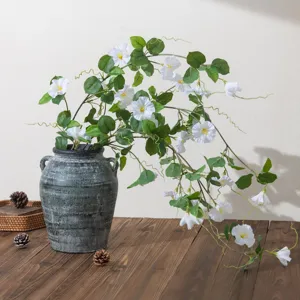 Künstliche Prunkwinde Blumenranke mit rustikaler Keramikvase für Heimdekoration Hauptansicht