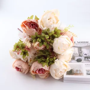 Vue détaillée d'un bouquet de pivoines artificielles à 13 têtes, décoration élégante.