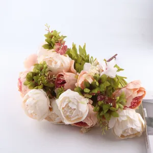 Détail de pivoine artificielle, bouquet de 13 têtes avec fleurs roses réalistes et feuilles vertes.