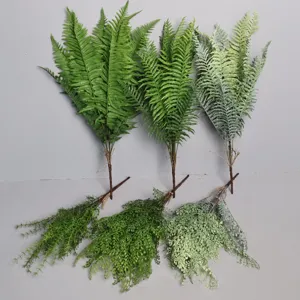 Vista dettagliata di ramo di felce artificiale, disposizione di foglie di pianta verde