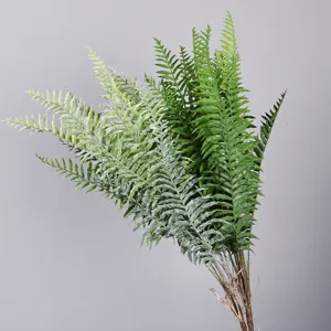 Vista ravvicinata dettagliata di fronde di felce artificiale con consistenza realistica e sfumatura verde.