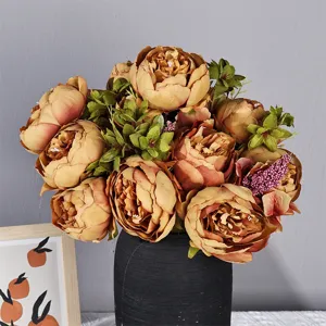 Détail de bouquet de pivoines artificielles, bel arrangement floral décoratif réaliste.