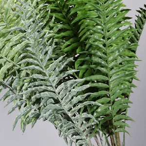 Primo piano dei dettagli delle foglie di felce artificiale con una texture realistica per decori.