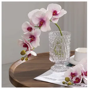 Dettaglio orchidea Phalaenopsis artificiale, fiore in PU realistico in vaso di vetro.