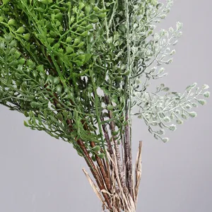 Dettaglio ramo di pianta verde finta felce di Boston artificiale per interni casa