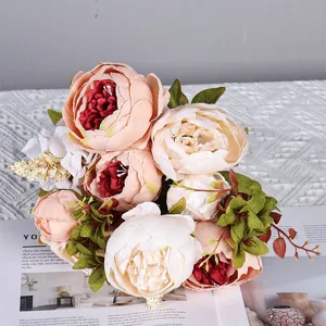 Vue détaillée d'un bouquet de pivoines artificielles avec 13 têtes réalistes et feuilles.