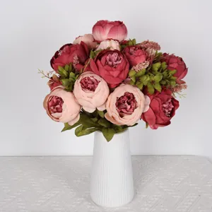 Bouquet de pivoines artificielles avec vase en céramique blanche pour décoration.