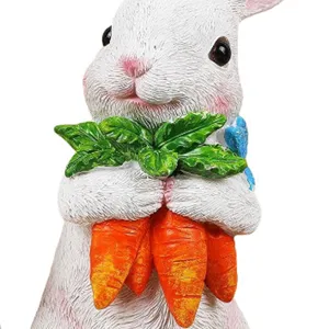 Veilleuse lapin de Pâques en résine avec un beau lapin blanc tenant des carottes pour la déco.