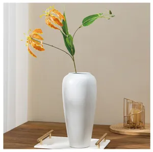 Fleur de lis Gloriosa artificielle avec vase en céramique blanche pour belle déco.
