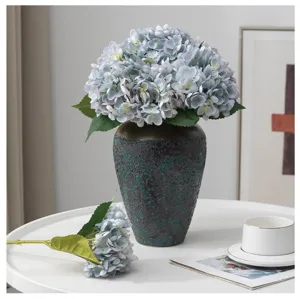 Dettaglio di bouquet di ortensie artificiali, ideale per decorazioni di nozze e oggetti fotografici.