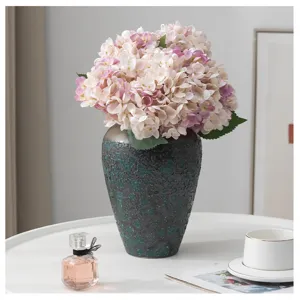 Vista dettagliata del mazzo di ortensie artificiali in vaso decorativo per ambientazione.