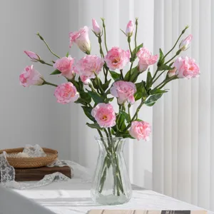 Τεχνητό μπουκέτο λουλουδιών lisianthus σε γυάλινο βάζο για διακόσμηση σπιτιού και φωτογράφηση