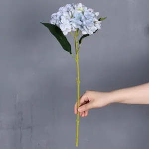 Stelo di fiore di ortensia artificiale per decorazioni domestiche o supporto fotografico.