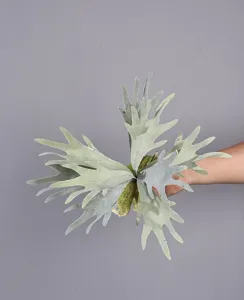 Détail de feuille de fougère corne de cerf artificielle, plante verte floquée pour déco florale.