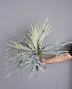 Détail de feuille de fougère corne de cerf artificielle, feuillage vert pour arrangement.