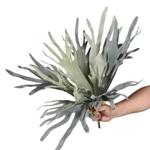 Fausse plante de feuille de fougère corne de cerf floquée pour décoration florale de maison.