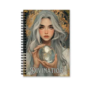 Gedetailleerd overzicht van het DIVINATION A5 spiraalnotitieboek met fantasie cover.