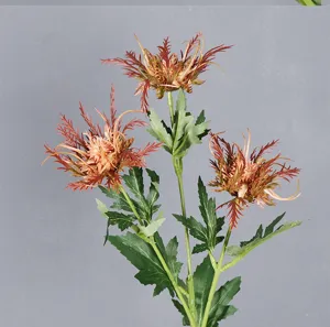 Détail de fausse fleur de chardon, branche style sauvage pour déco de mariage maison.
